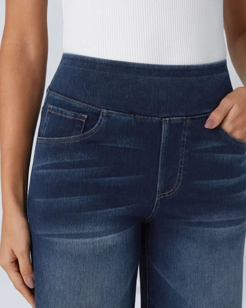Jeans Ainsley Danoir Paris, à jambe large confortable, en gris et bleu, de la collection #844, porté sur mannequin.