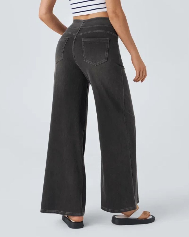 Jeans à jambe large Danoir Paris Ainsley, collection #844, en tissu gris-bleu, vue de face.