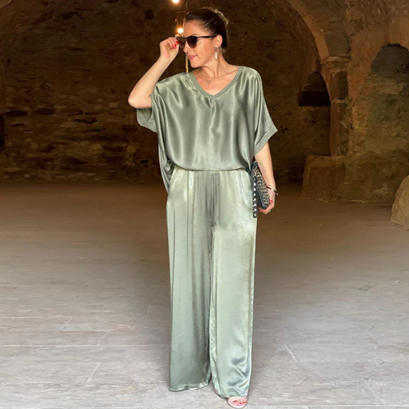 Ensemble satin brillant Pauline de Danoir Paris, vêtement élégant vert XS avec détails brillants et finition satin sophistiquée.