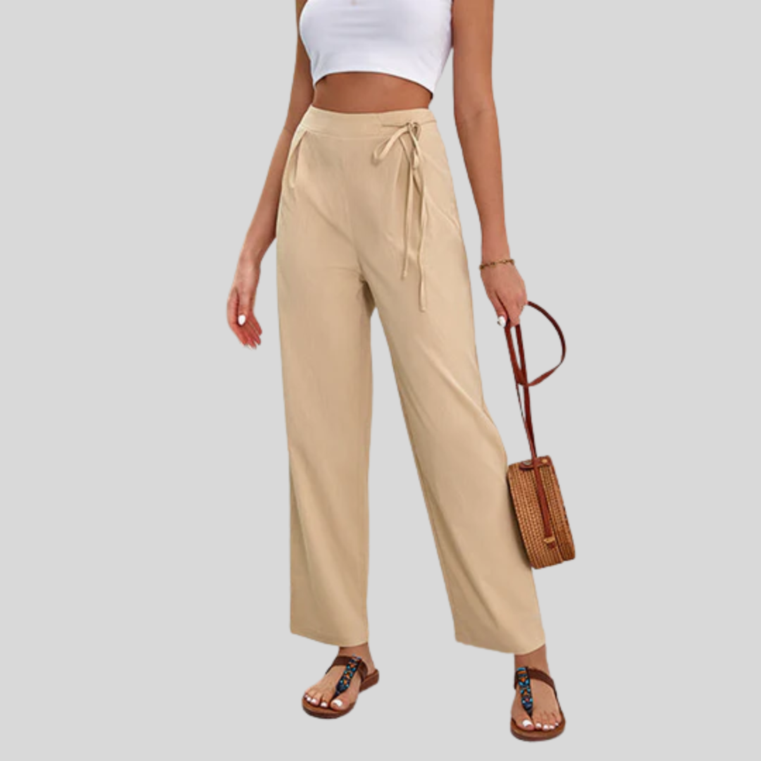 Pantalon Danoir Paris Sabby en tissu d'abricot, coupe élégante et audacieuse, porté sur un mannequin.