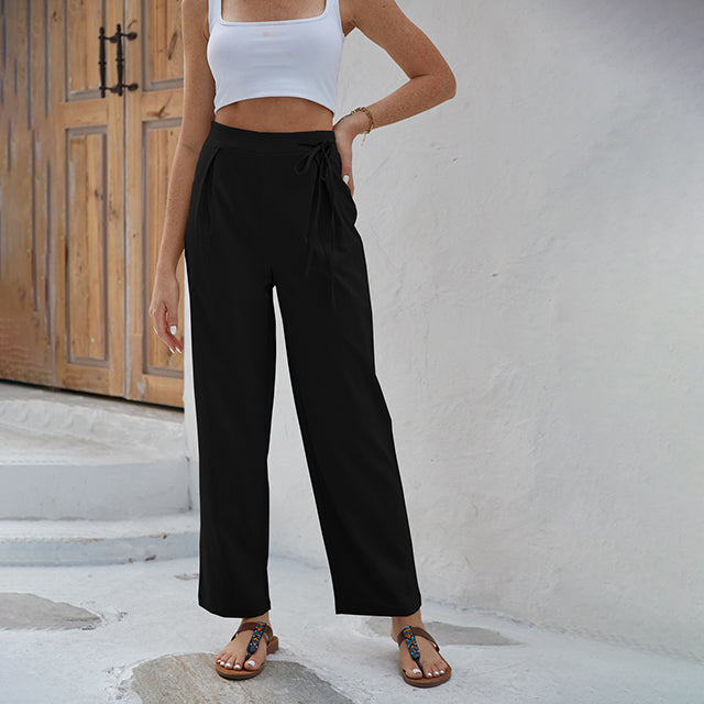 Pantalon élégance audacieuse Sabby de Danoir Paris en tissu abricot, coupe moderne et style sophistiqué, porté sur mannequin.