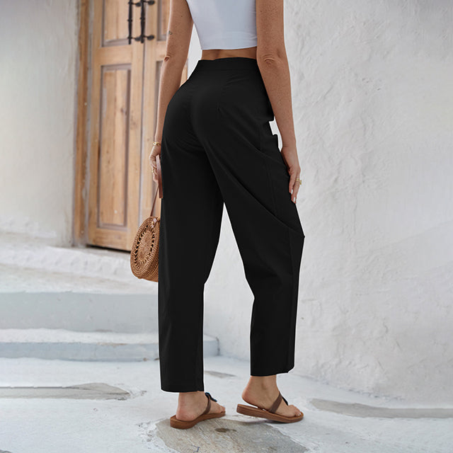 Pantalon élégance audacieuse Sabby en tissu doux couleur abricot, porté par un mannequin, de marque Danoir Paris.