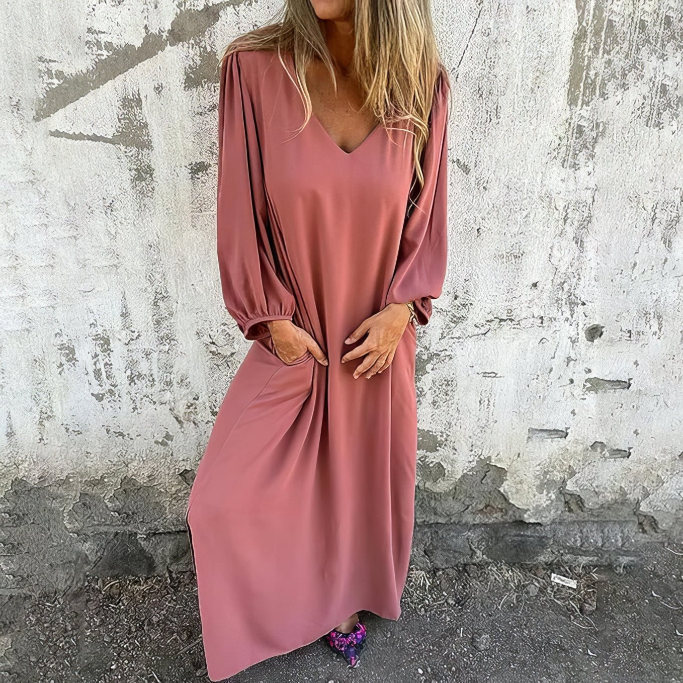 Robe bohème élégante Susane de Danoir Paris en tissu abricot, détail fluide et style chic pour occasion spéciale.