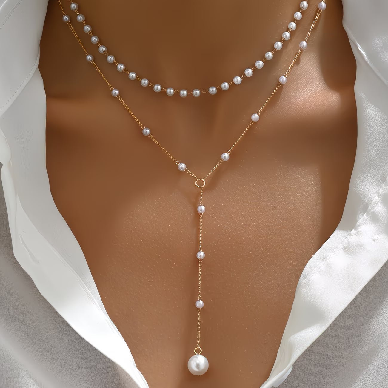 Collier de perles graduées de la collection All Jewelry de Danoir Paris, élégant et sophistiqué, porté sur un fond neutre.