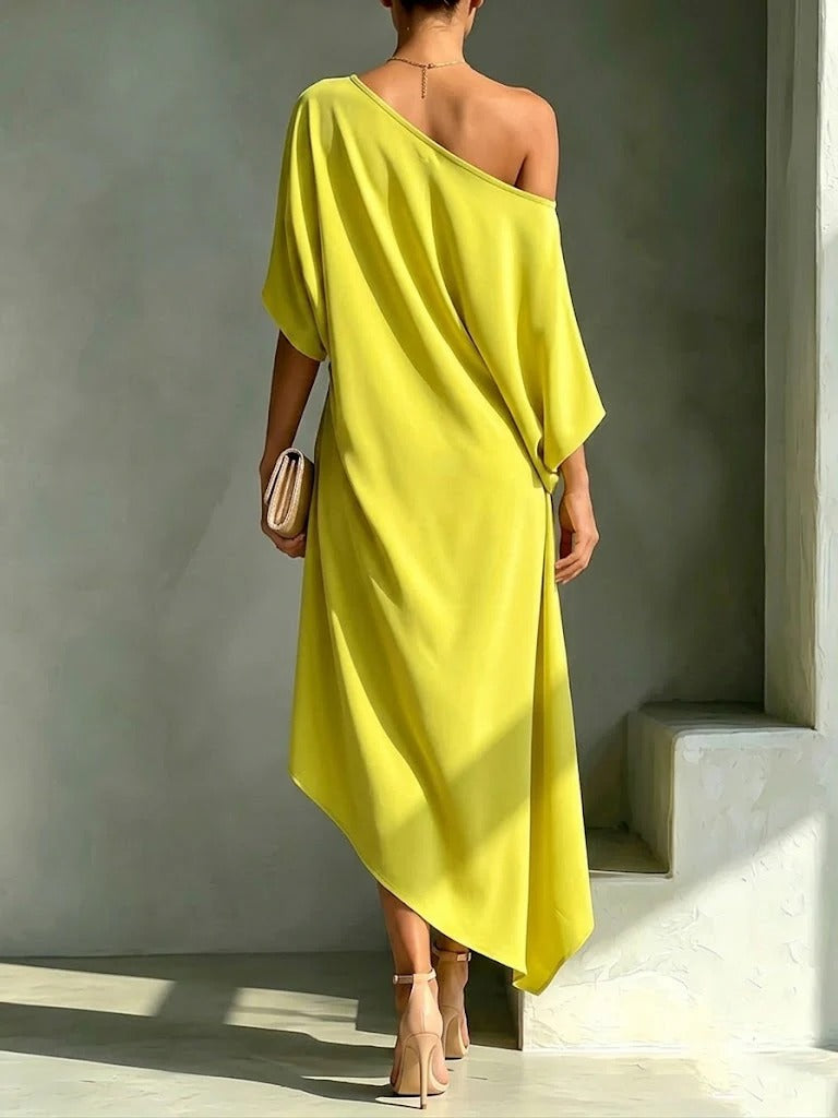 Robe asymétrique élégante Camila de Danoir Paris en tissu jaune avec coupe moderne et style sophistiqué.