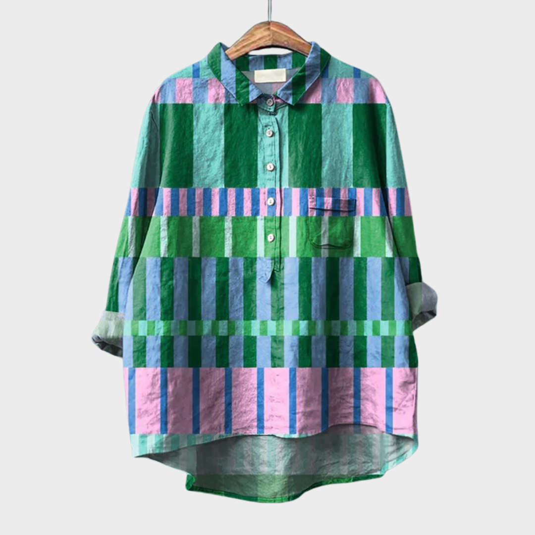 Blouse d'été en lin orange Amber de Danoir Paris, élégante et légère, portée avec détails visibles.