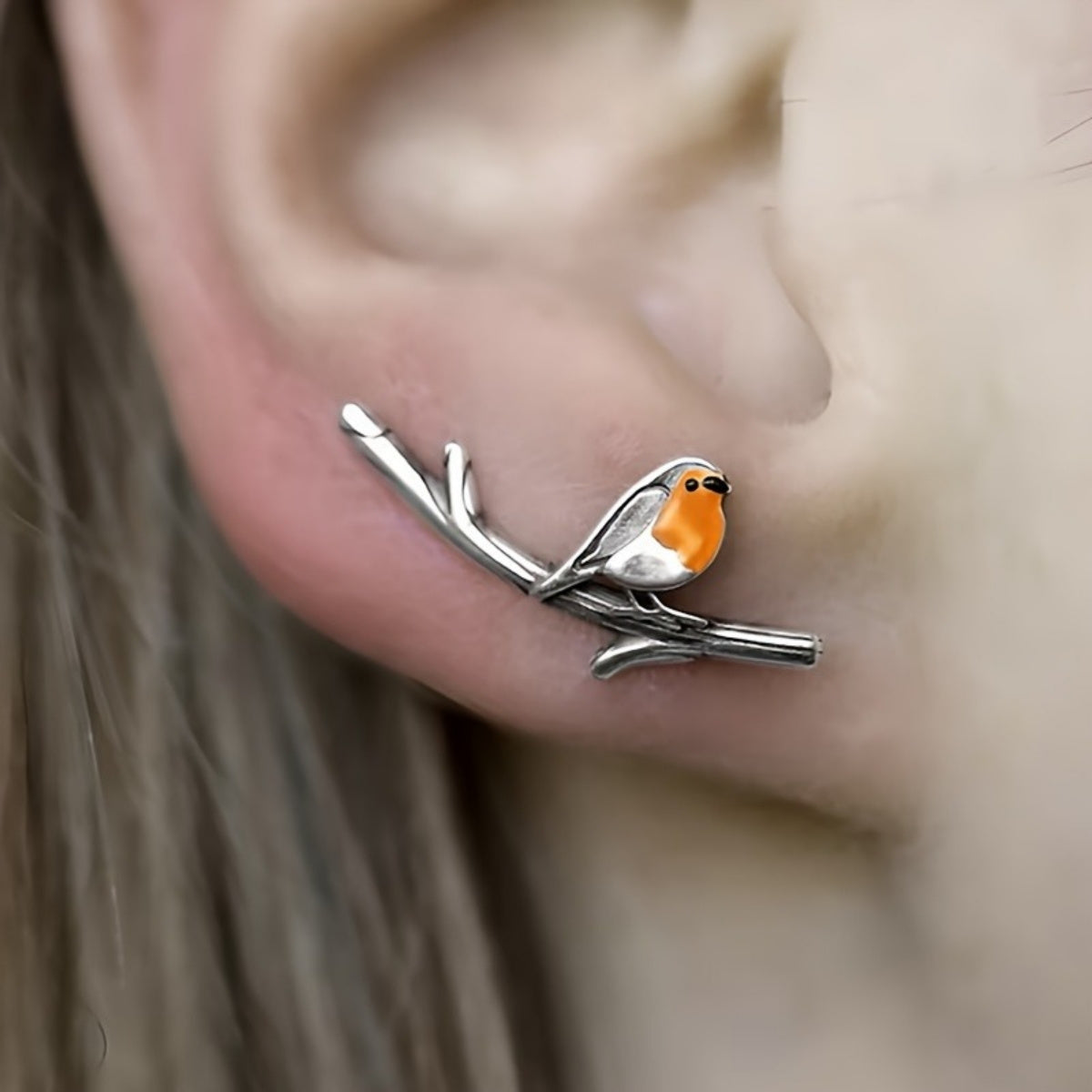 Boucles d'oreilles Danoir Paris en forme d'oiseau cartoon, ornement coloré et ludique pour oreilles.