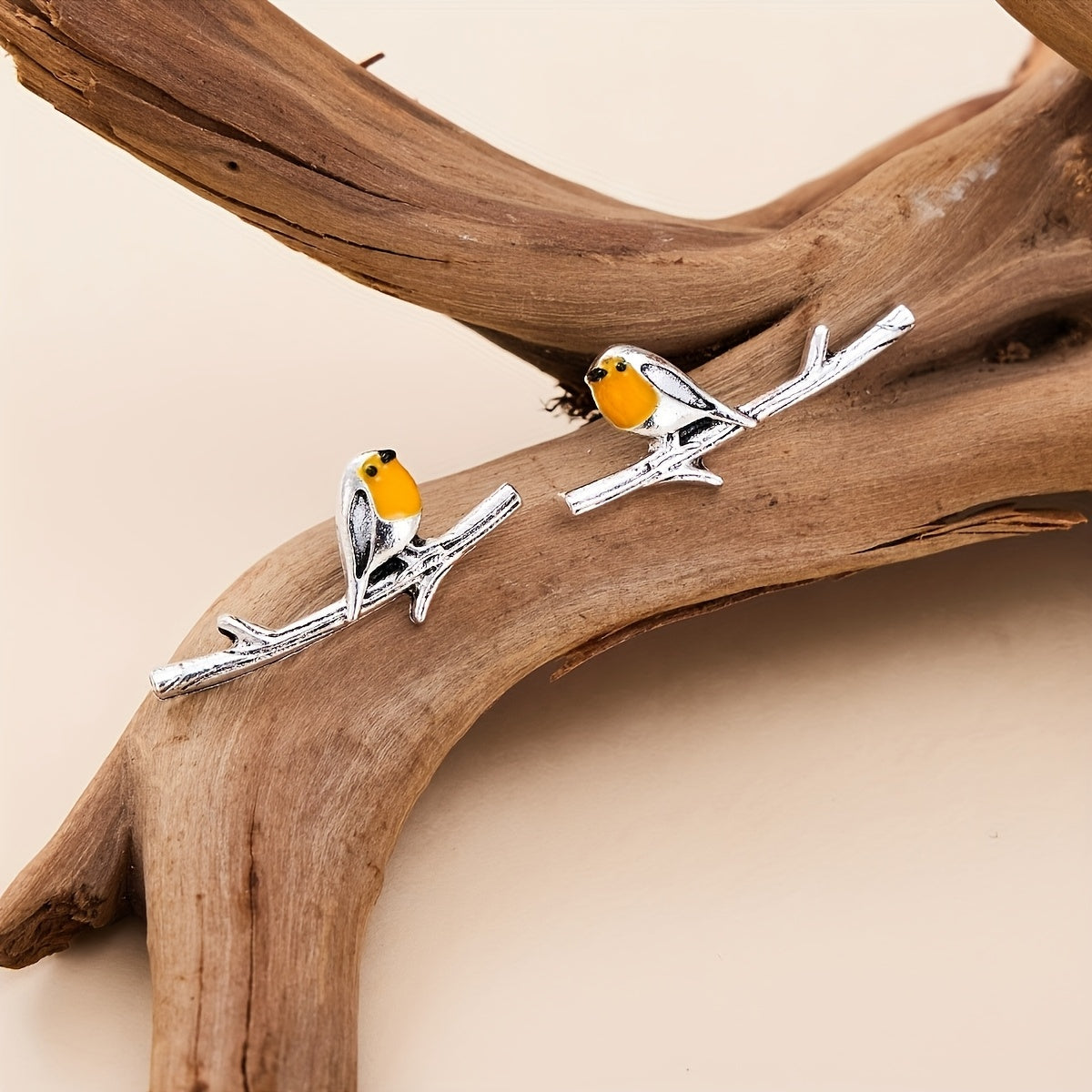 Boucles d'oreilles Danoir Paris en forme d'oiseau cartoon, accessoires élégants et ludiques pour oreilles.