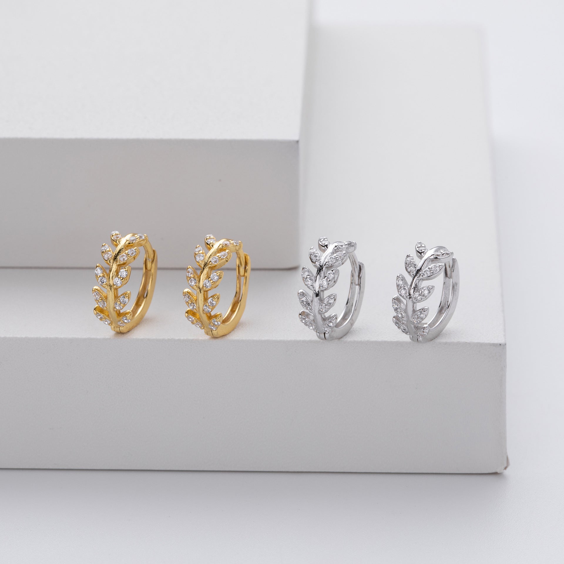 Boucles d'oreilles en argent en forme de feuille de la marque Danoir Paris, avec détails délicats et finition brillante.