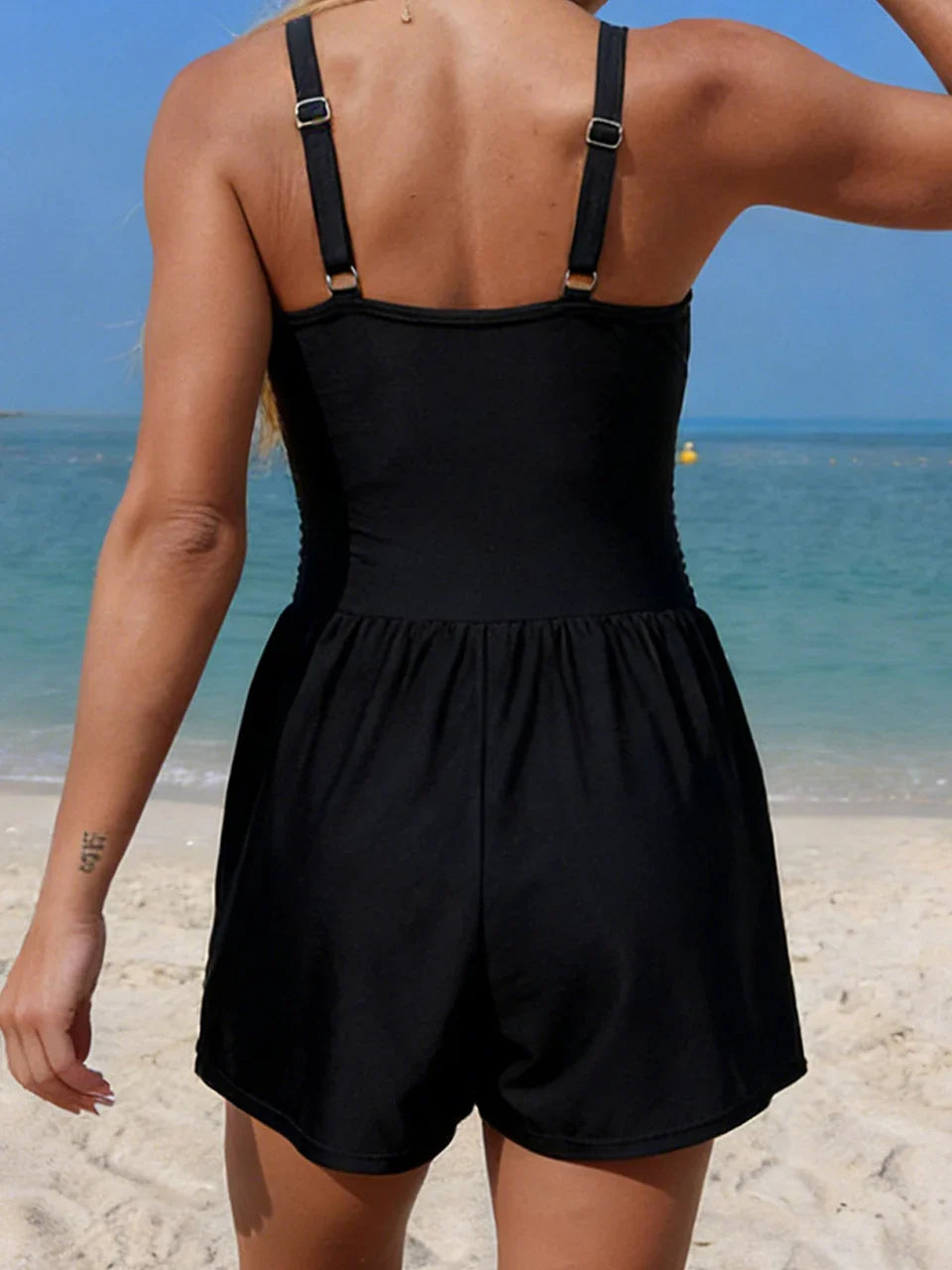 Robe de bain Charlotte Danoir Paris Seabreeze Elegance en vert armée, ajustée, avec détails élégants et style sophistiqué.