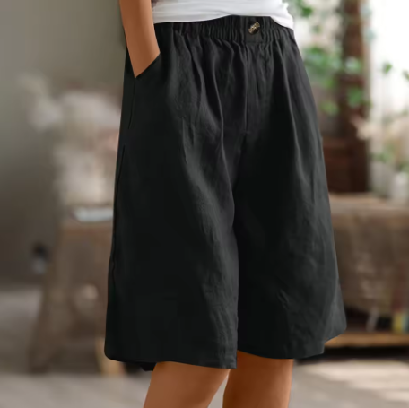 Shorts confort Renee™ de Danoir Paris en vert armée, coupe décontractée avec tissu doux et ajusté.