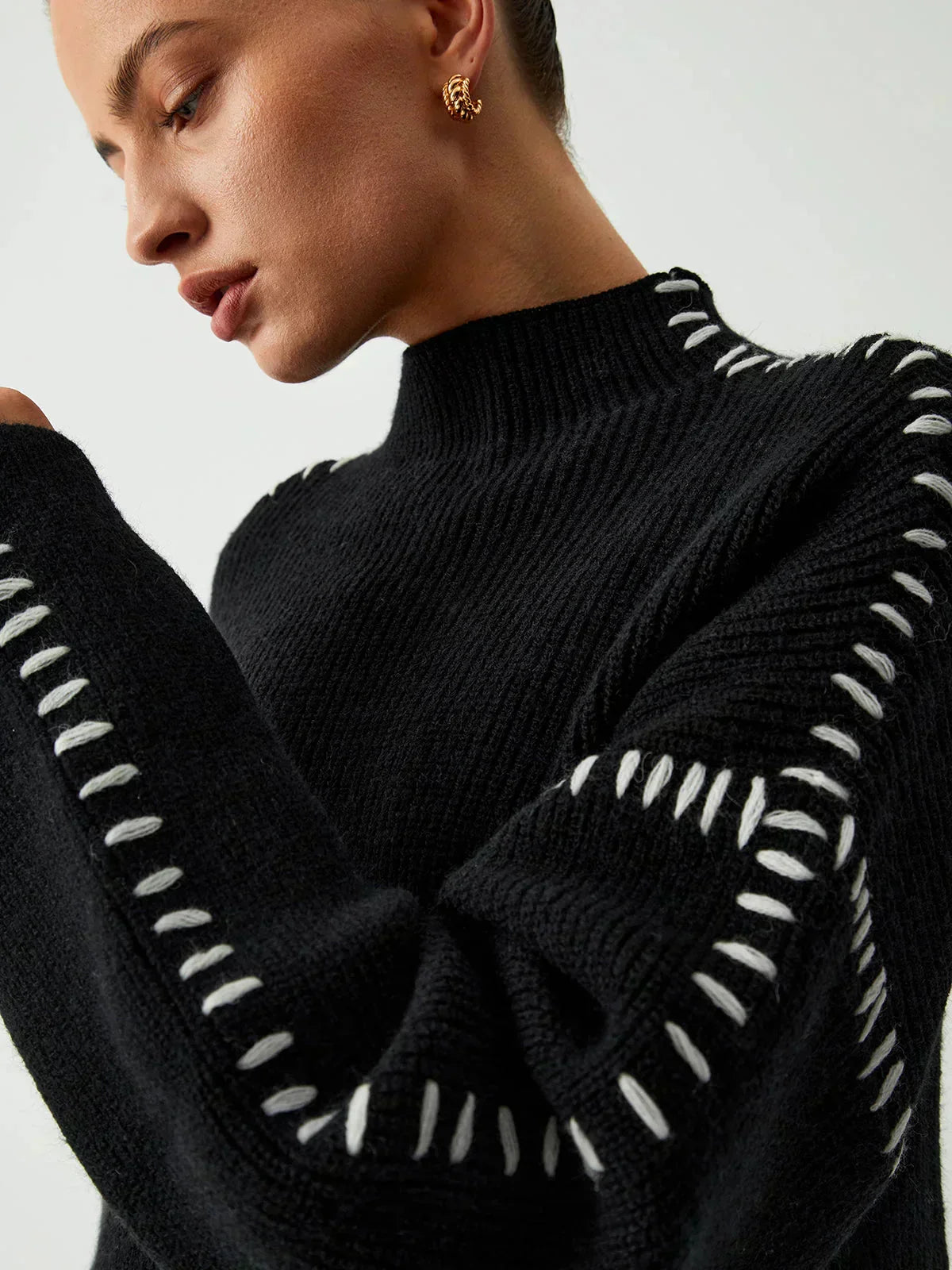 Pull Danoir Paris Nia en laine confortable pour l'automne, couleur noire, texture douce et style décontracté.