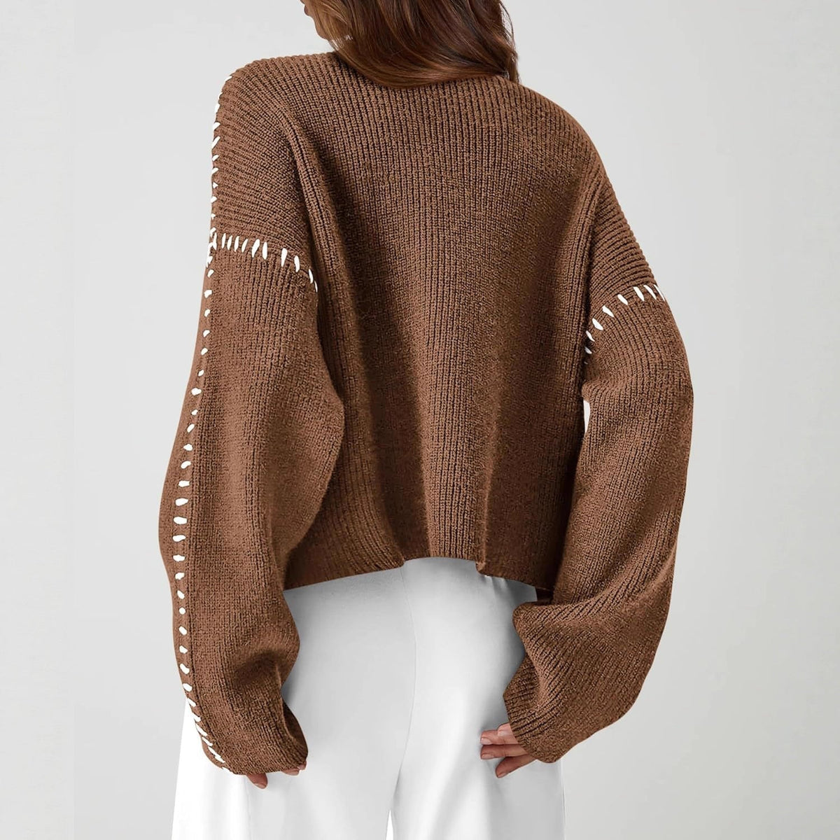 Pull confortable Danoir Paris Nia pour l'automne, en tissu doux noir, porté en mode décontracté, image de style hivernal.