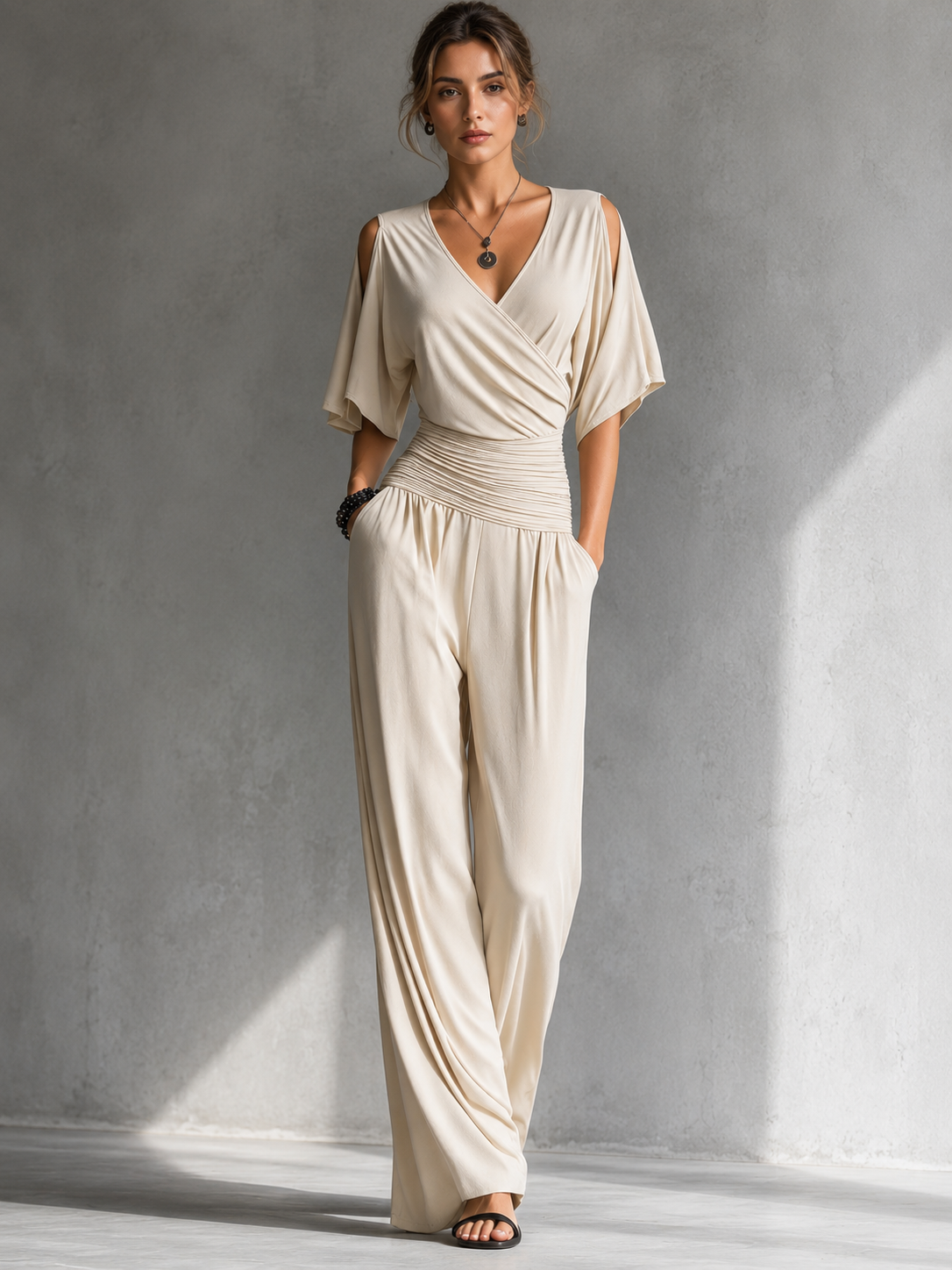 Tuta elegante Danoir Paris Mia in avorio, vue de face, tissu sophistiqué, design ajusté pour femme élégante.