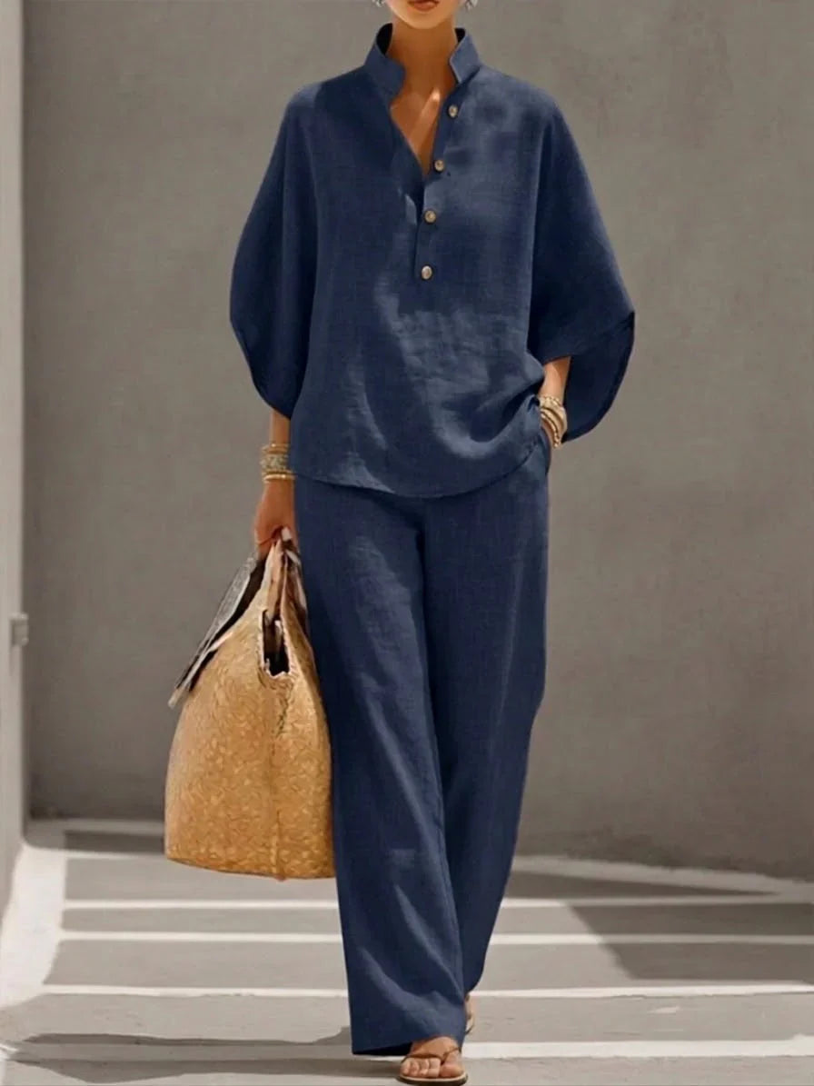 Ensemble en lin Danoir Paris, avec manches murciélago et pantalon large bleu marine, porté par un mannequin.