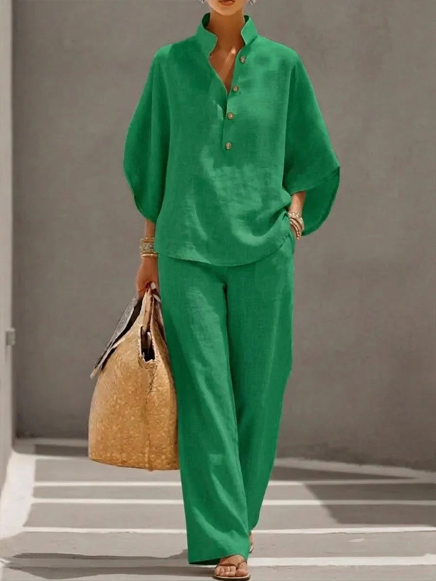 Ensemble en lin Danoir Paris Maribel avec manches murciélago et pantalon large en tissu bleu marine.
