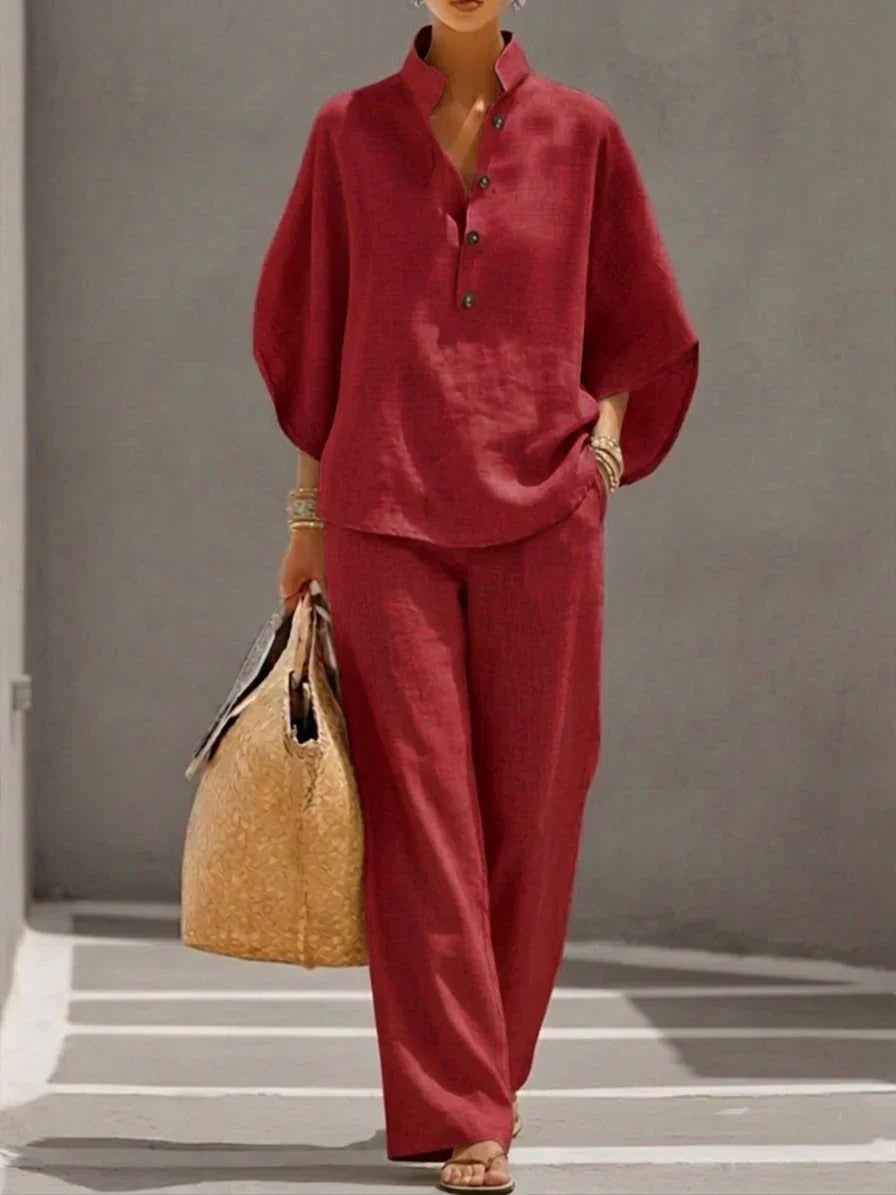 Ensemble en lin Danoir Paris, pantalon large et haut à manches murciélago bleu marine, porté sur mannequin.