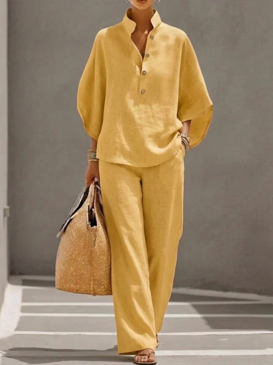 Ensemble en lin Danoir Paris, manches murciélago et pantalon large, couleur bleu marine, porté par un mannequin.