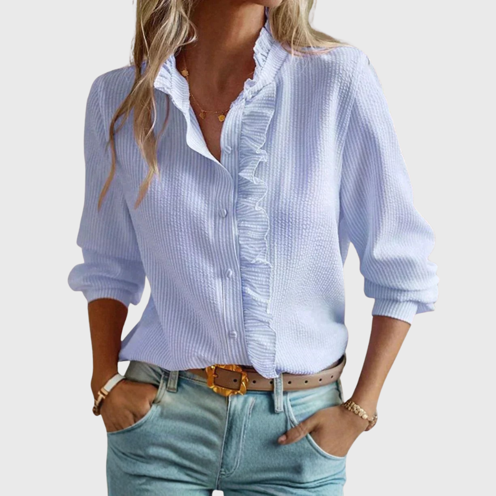 Blouse élégante Agnete de Danoir Paris en tissu bleu, vue de face avec détails de la manche et col.
