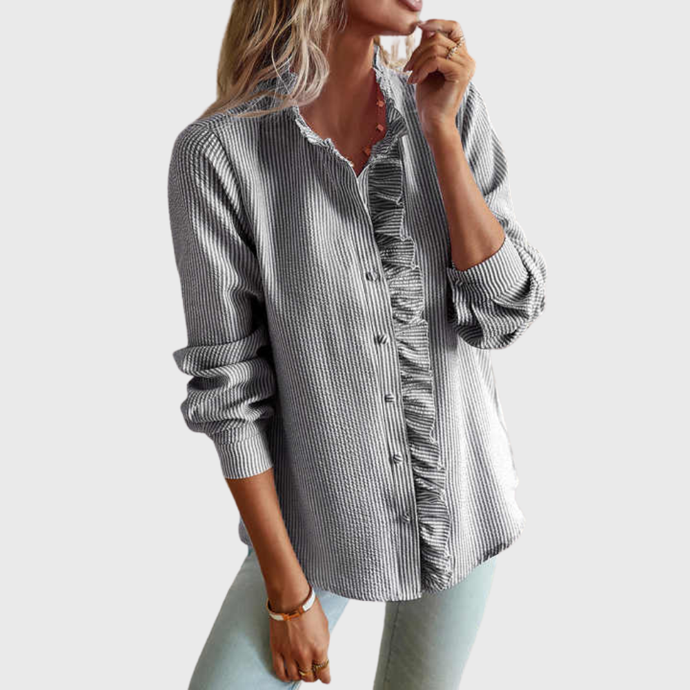 Blouse élégante Agnete de Danoir Paris en tissu bleu, vue de face sur mannequin, détails sophistiqués et coupe fluide.