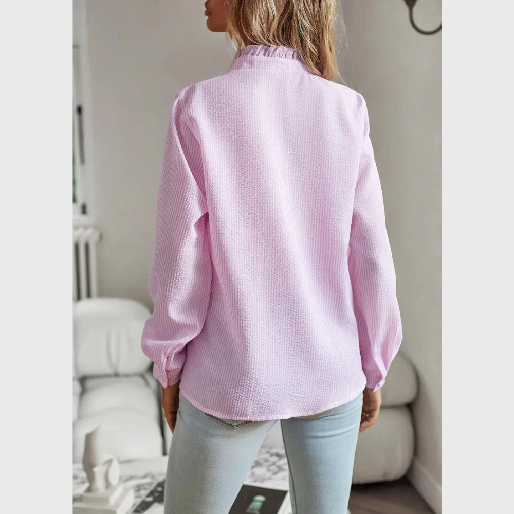 Blouse élégante Agnete de Danoir Paris en tissu bleu, avec détails sophistiqués et coupe flatteuse pour un look chic.