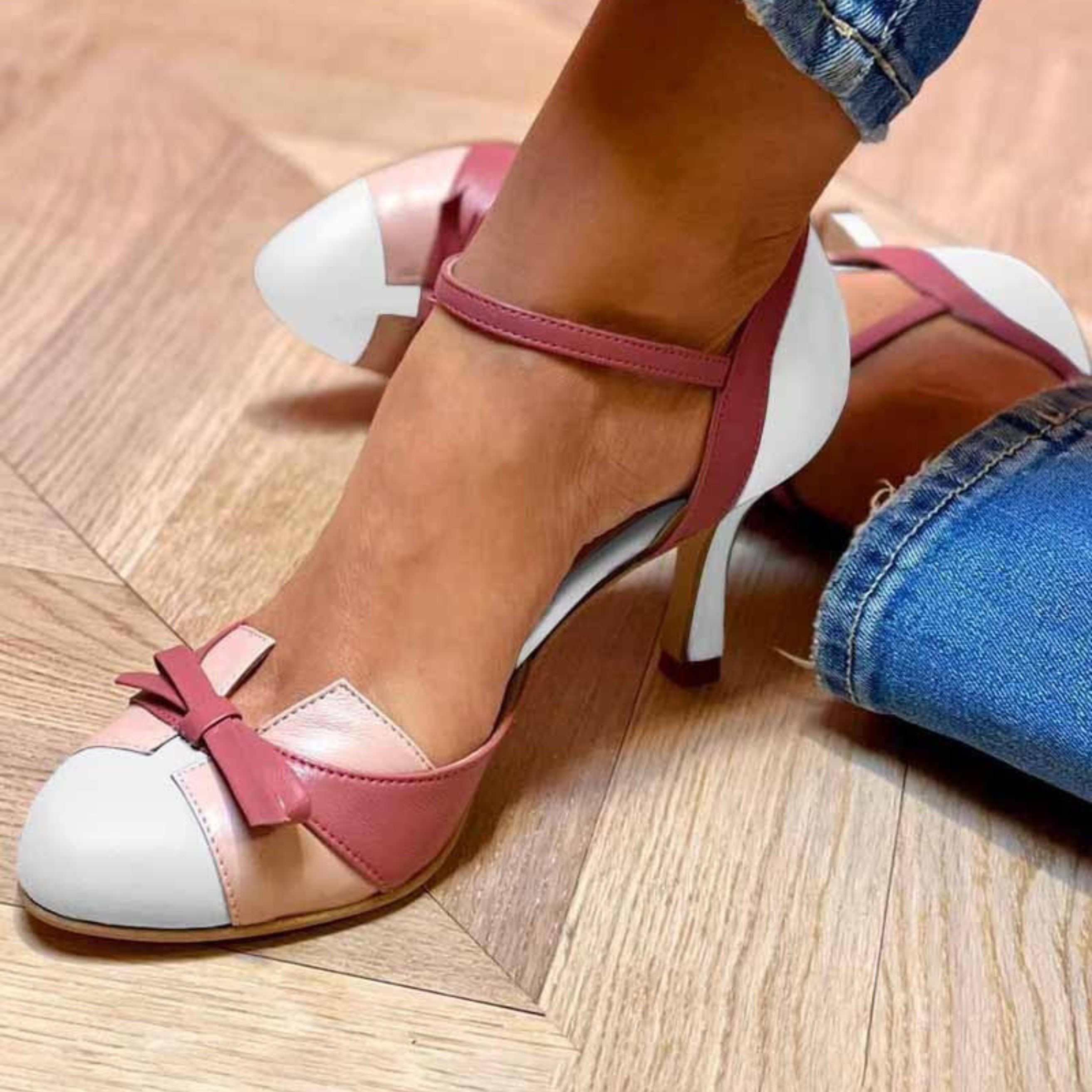 Sandales vintage Vessa de Danoir Paris en cuir bleu polaire, vue de côté, style élégant et rétro.