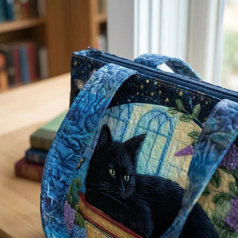 Sac à main artisanal Danoir Paris, motif chat noir et livres, taille 38x35 cm, en tissu robuste, élégant et unique.