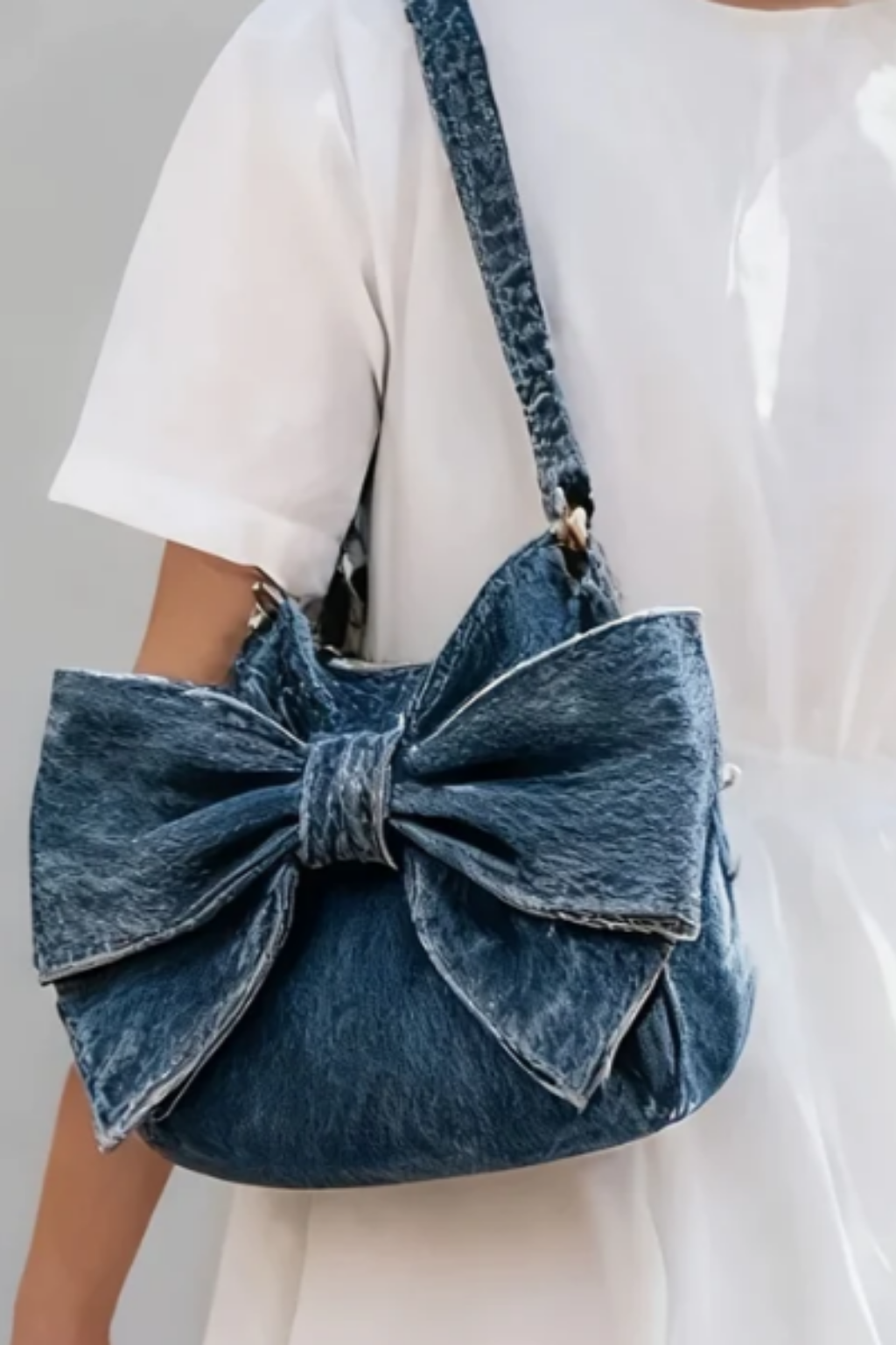Sac à main rétro Anika de Danoir Paris en bleu profond avec nœud, sac à bandoulière élégant et tendance.