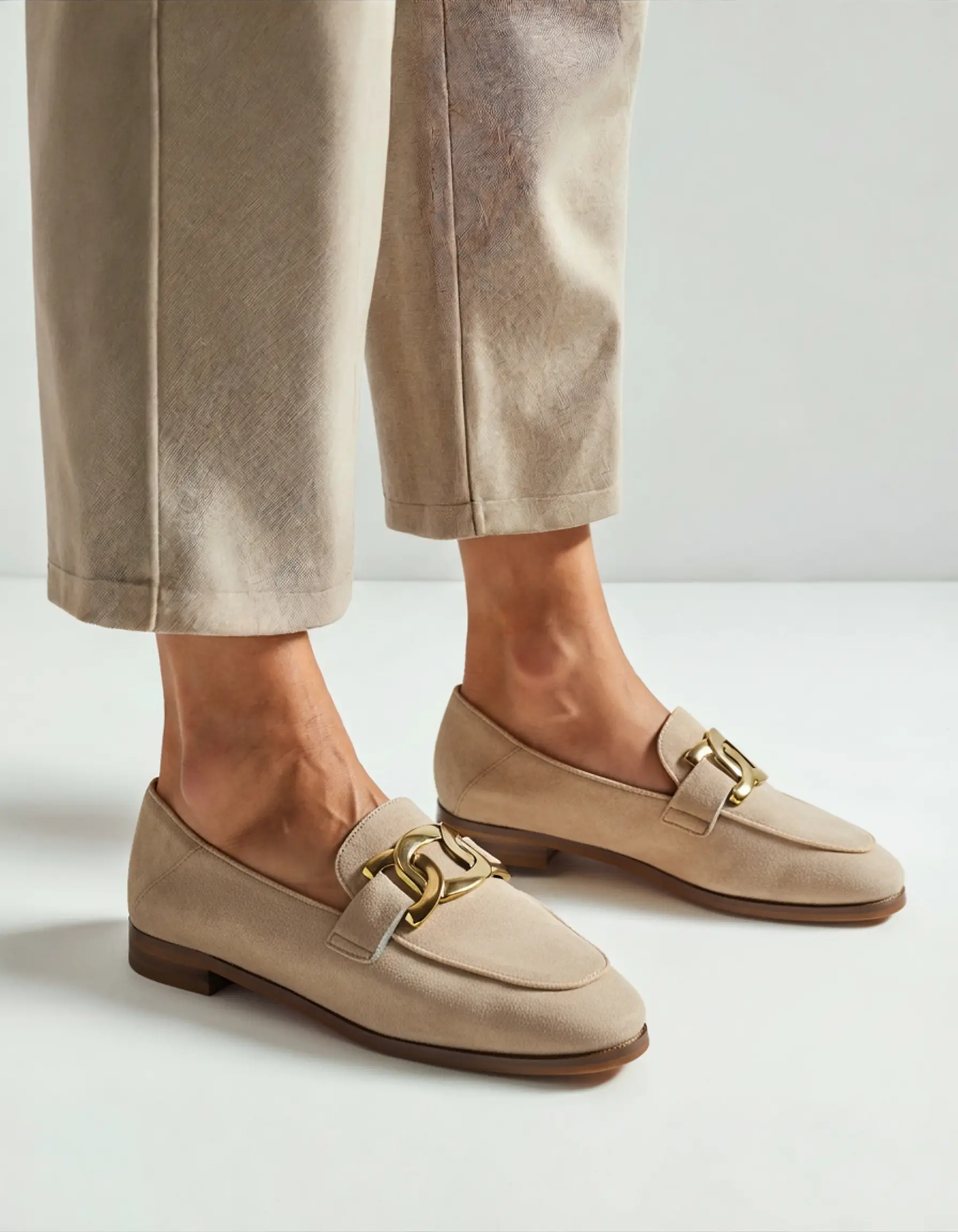 Mocassins Duchess en suède beige Danoir Paris, pointure 35, avec finition élégante et semelle en caoutchouc.