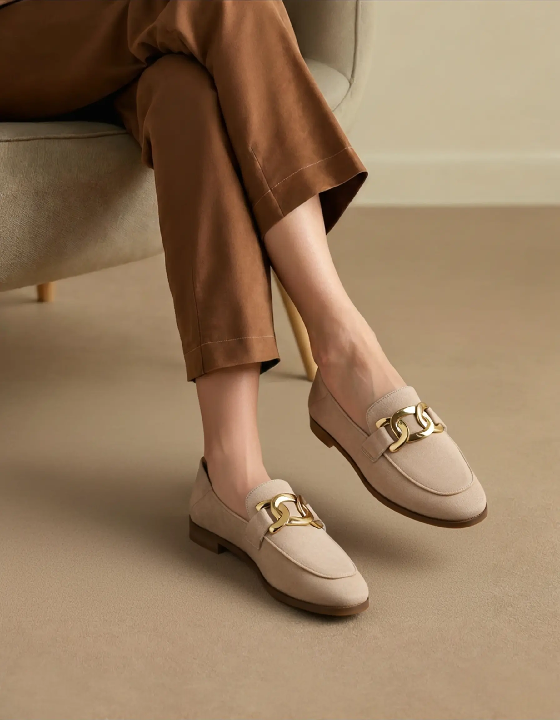 Chaussures mocassins en daim beige Duchess Loafers Danoir Paris pour femme, vue de face avec détails en daim.