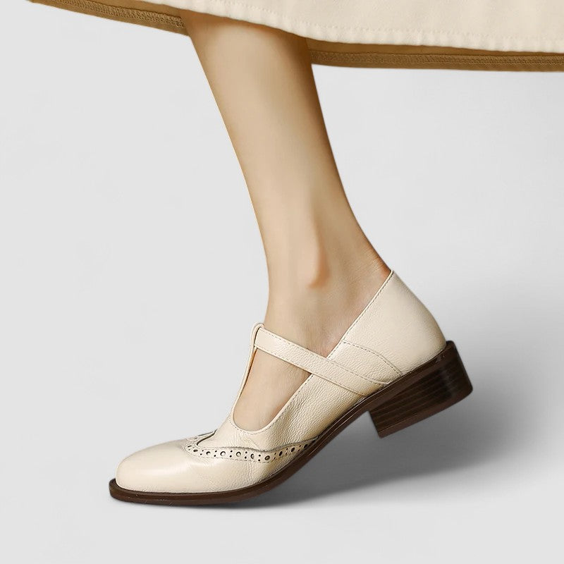 Chaussures bébé Émilienne™ Danoir Paris style Oxford beige, en cuir, avec lacets pour un look élégant et confortable.