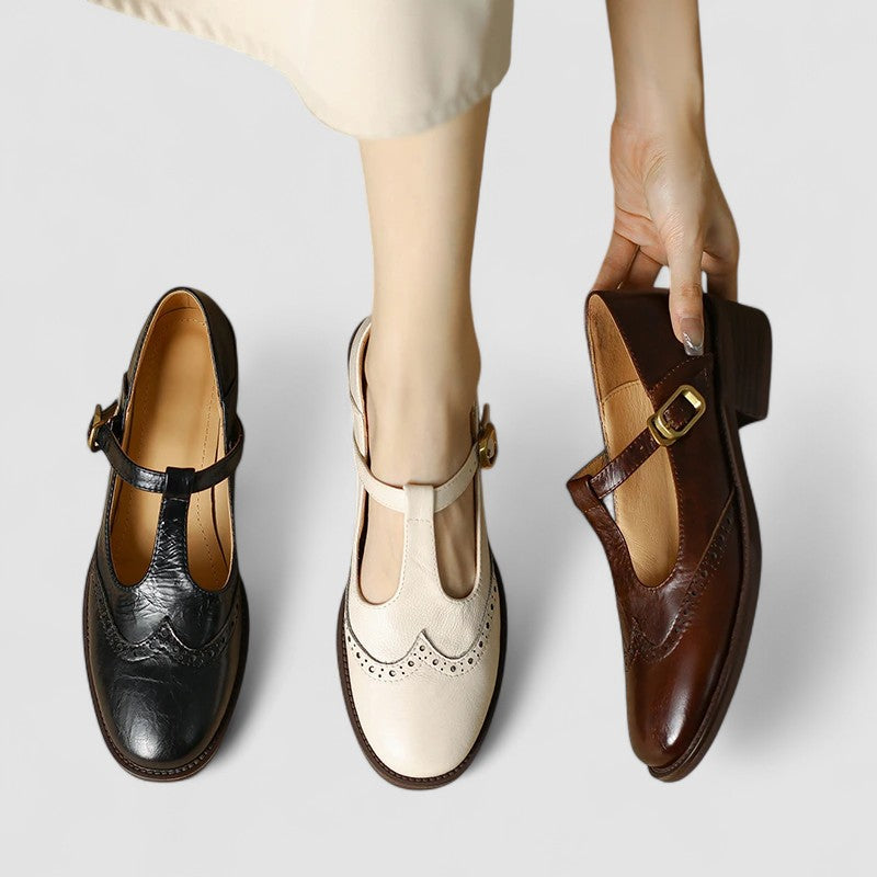 Chaussures pour bébés Émilienne™ Danoir Paris, style Oxford beige, en cuir avec lacets, pour look élégant et confortable.