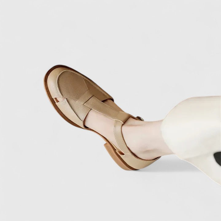 Faustine™ Babies découpes latérales de Danoir Paris, pantalon beige pour bébé, détails de coupe latérale visible.