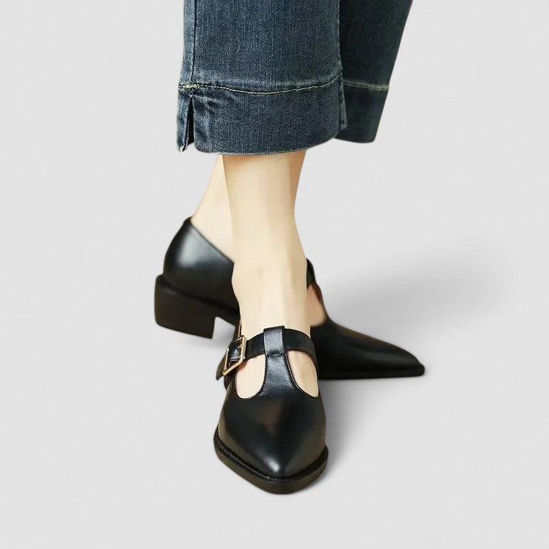 Chaussures bébé Danoir Paris Séraphine™ à bout pointu, couleur beige, en cuir souple, pour petits pieds élégants et confortables.