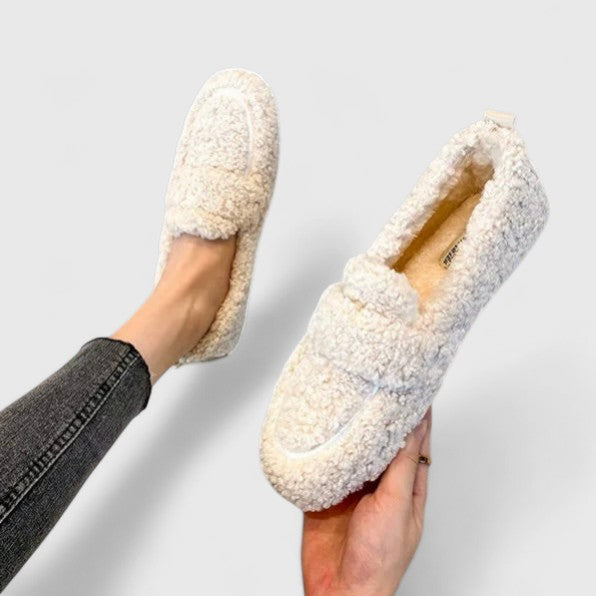 Chaussons chauds Danoir Paris beige avec design élégant, confortables et douillets pour un style chic et cosy.