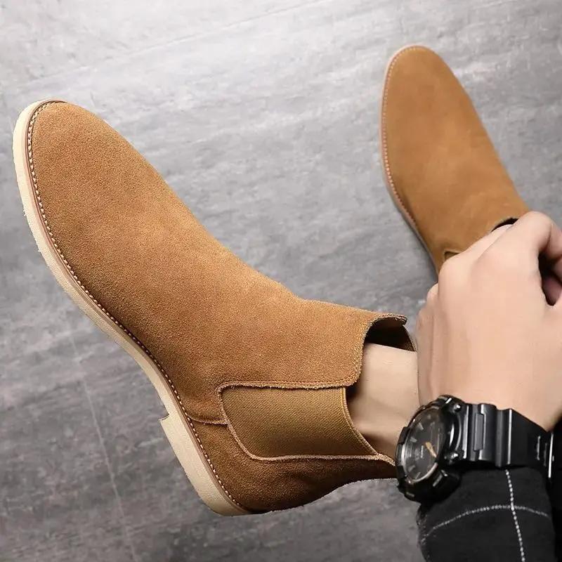 Bottes Chelsea en daim beige Bradley de Danoir Paris, pointure 38, avec design classique et semelle en caoutchouc.