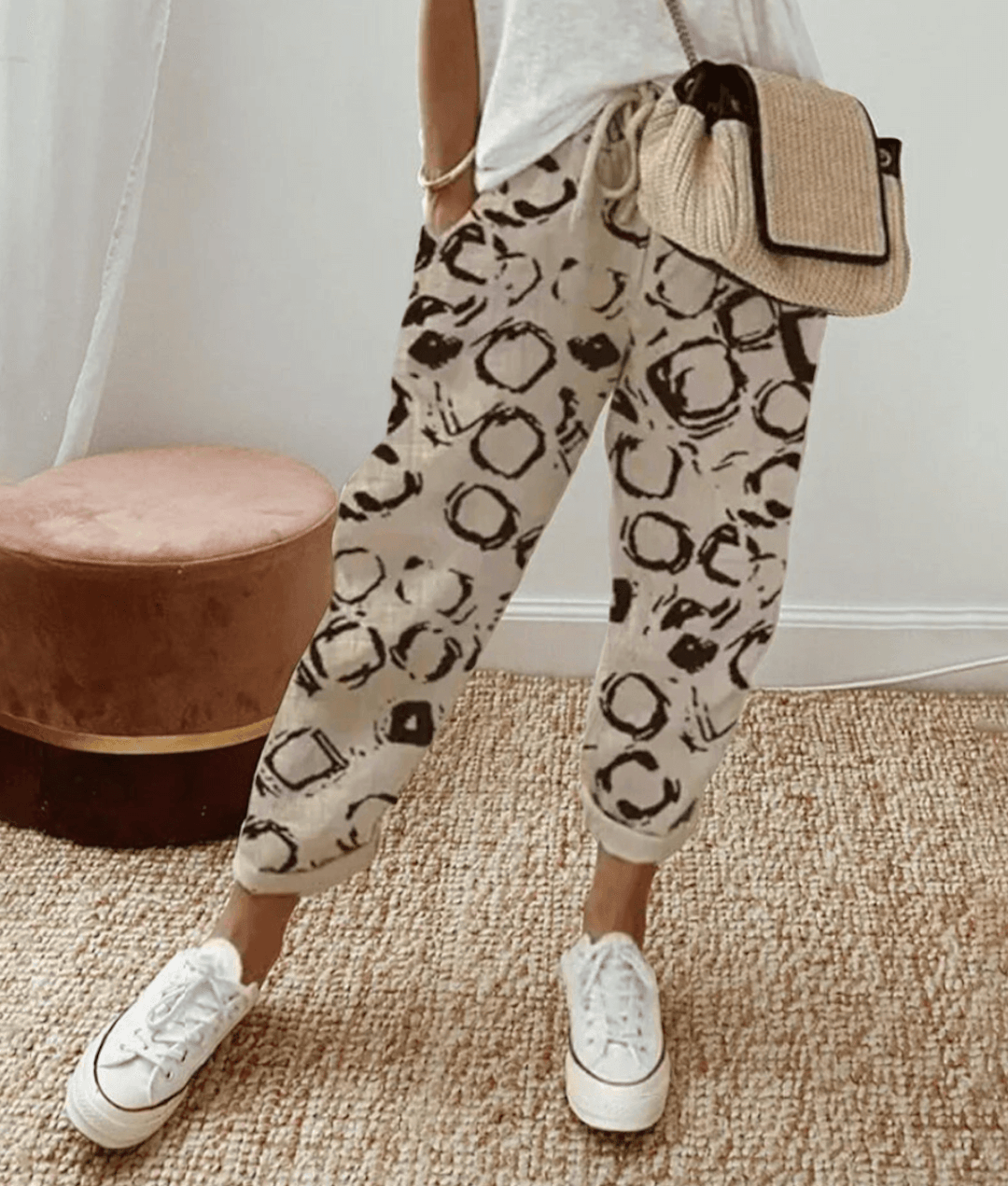 Pantalons confortables et élégants Zoé de Danoir Paris, beige avec motif circulaire, vue de face sur un fond blanc.
