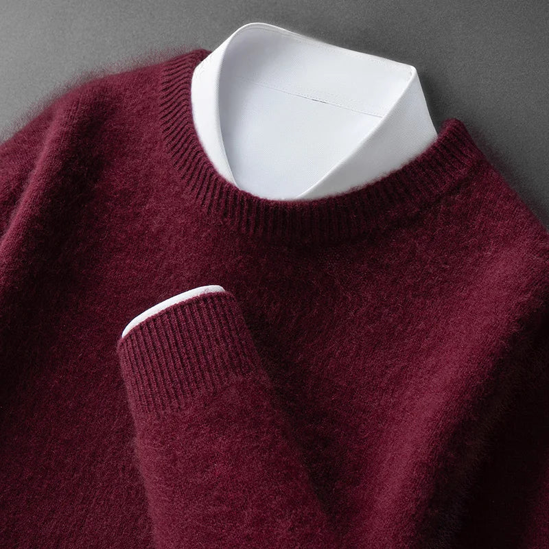 Pull doux et chaud Andrzej de Danoir Paris en beige caramel, porté, montrant le tissu confortable et la coupe élégante