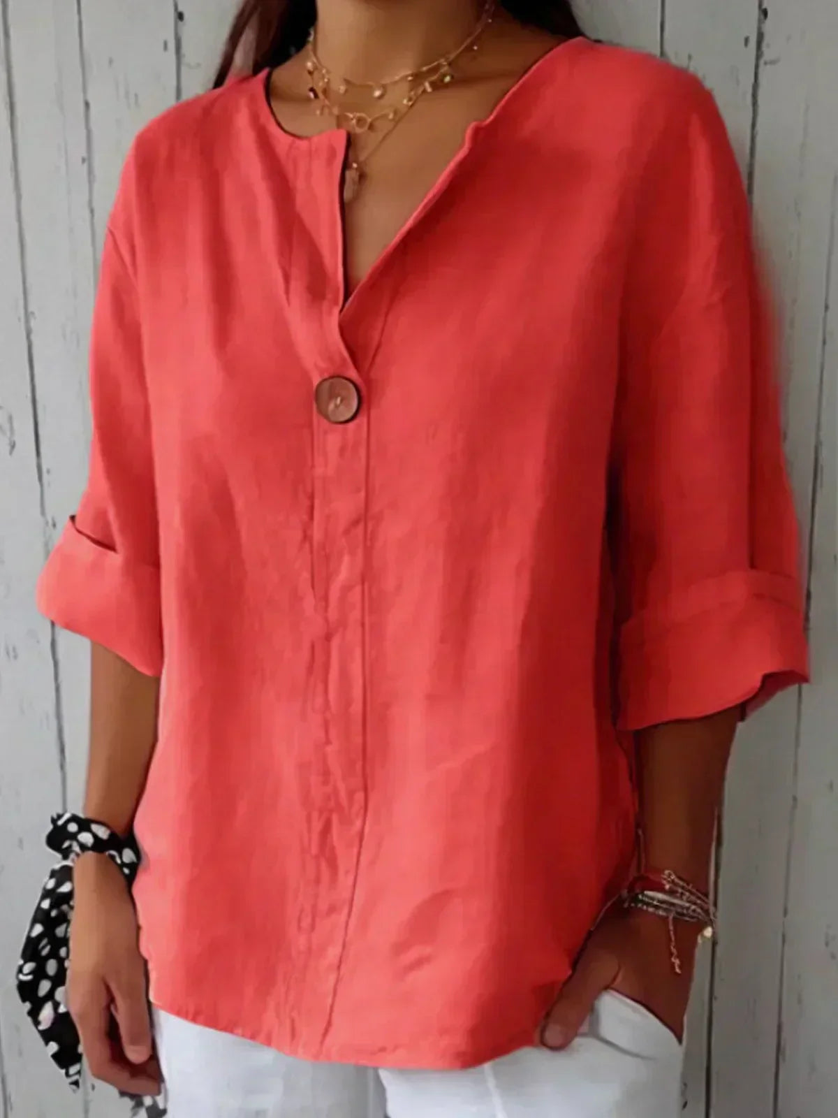 Blouse décontractée élégante Freja de Danoir Paris en beige, vue de face, tissu léger et style sophistiqué.