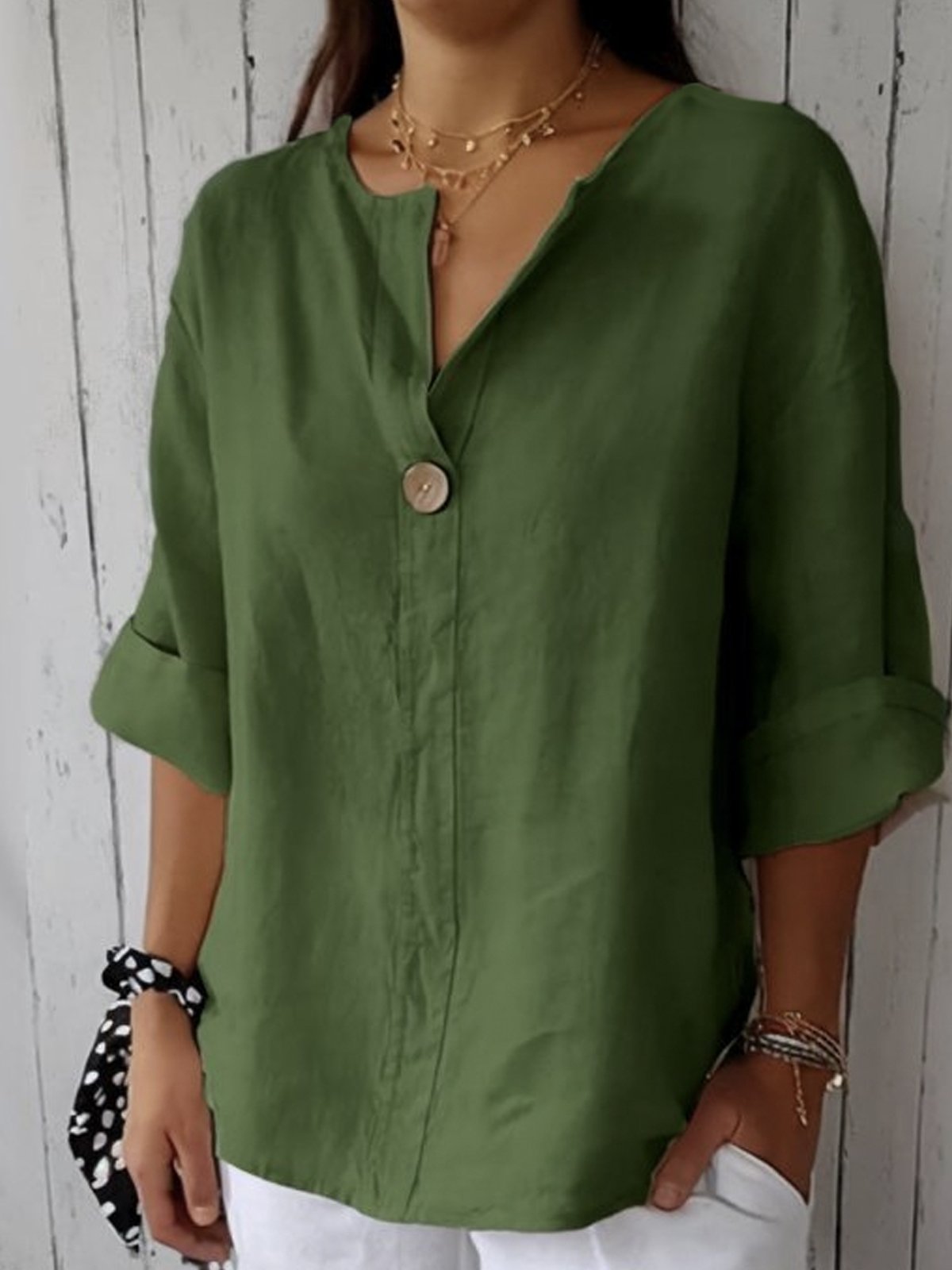Blouse décontractée élégante Freja de Danoir Paris en tissu beige léger, portée sur un fond neutre.