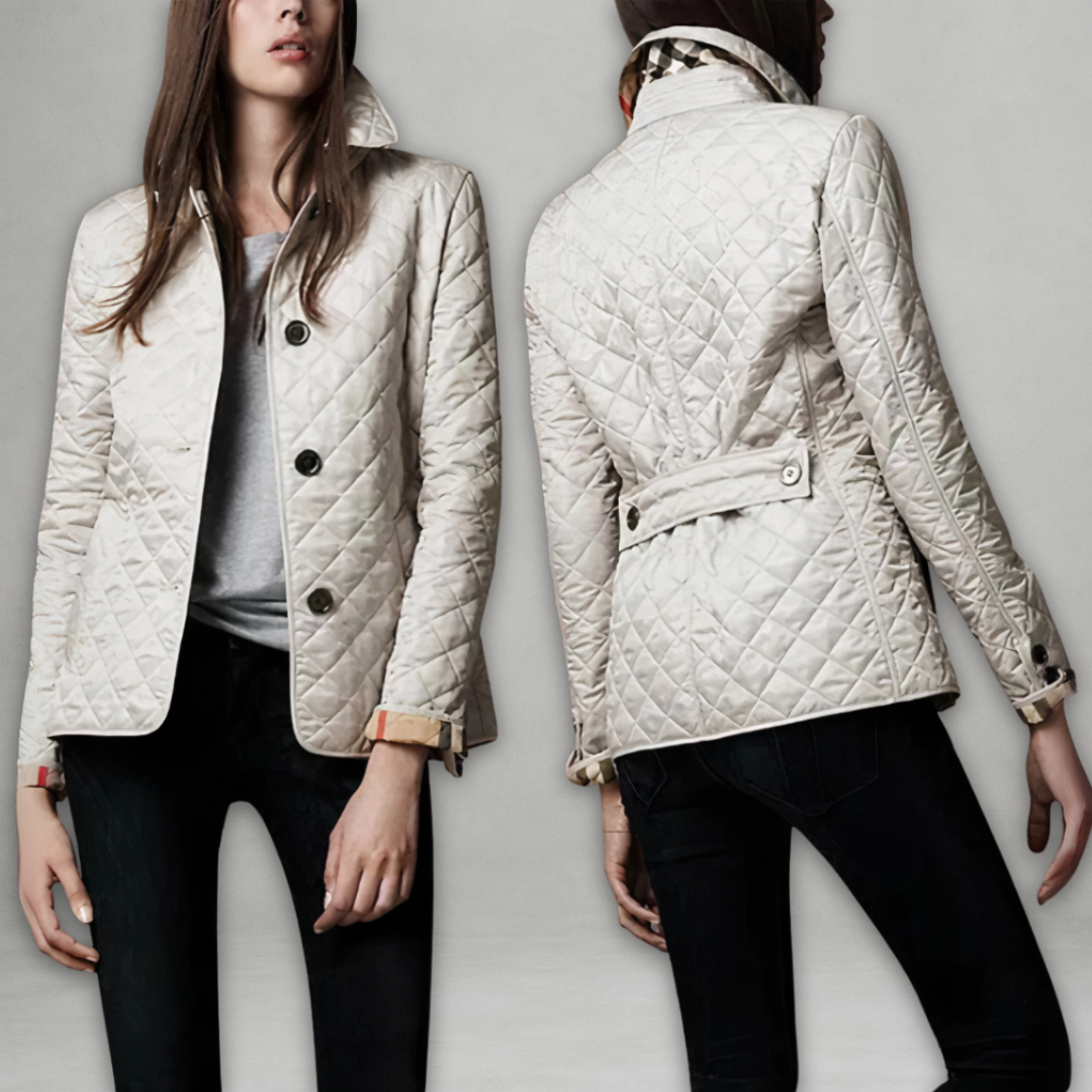 Veste d'automne Danoir Paris Jennifer beige, légère et élégante, avec col et boutons, portée sur un mannequin.