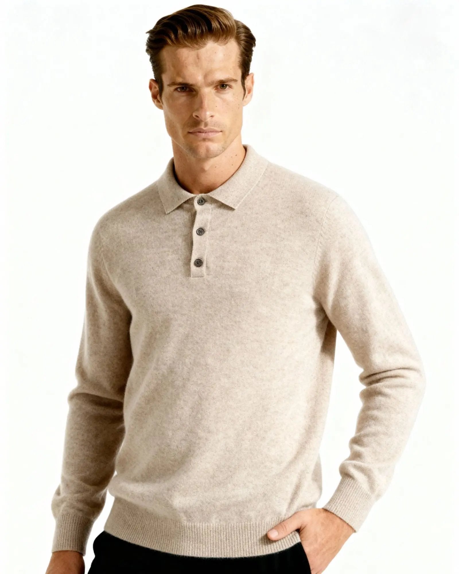 Polo en cachemire beige Danoir Paris, coupe classique, doux et élégant, porté sur un mannequin.
