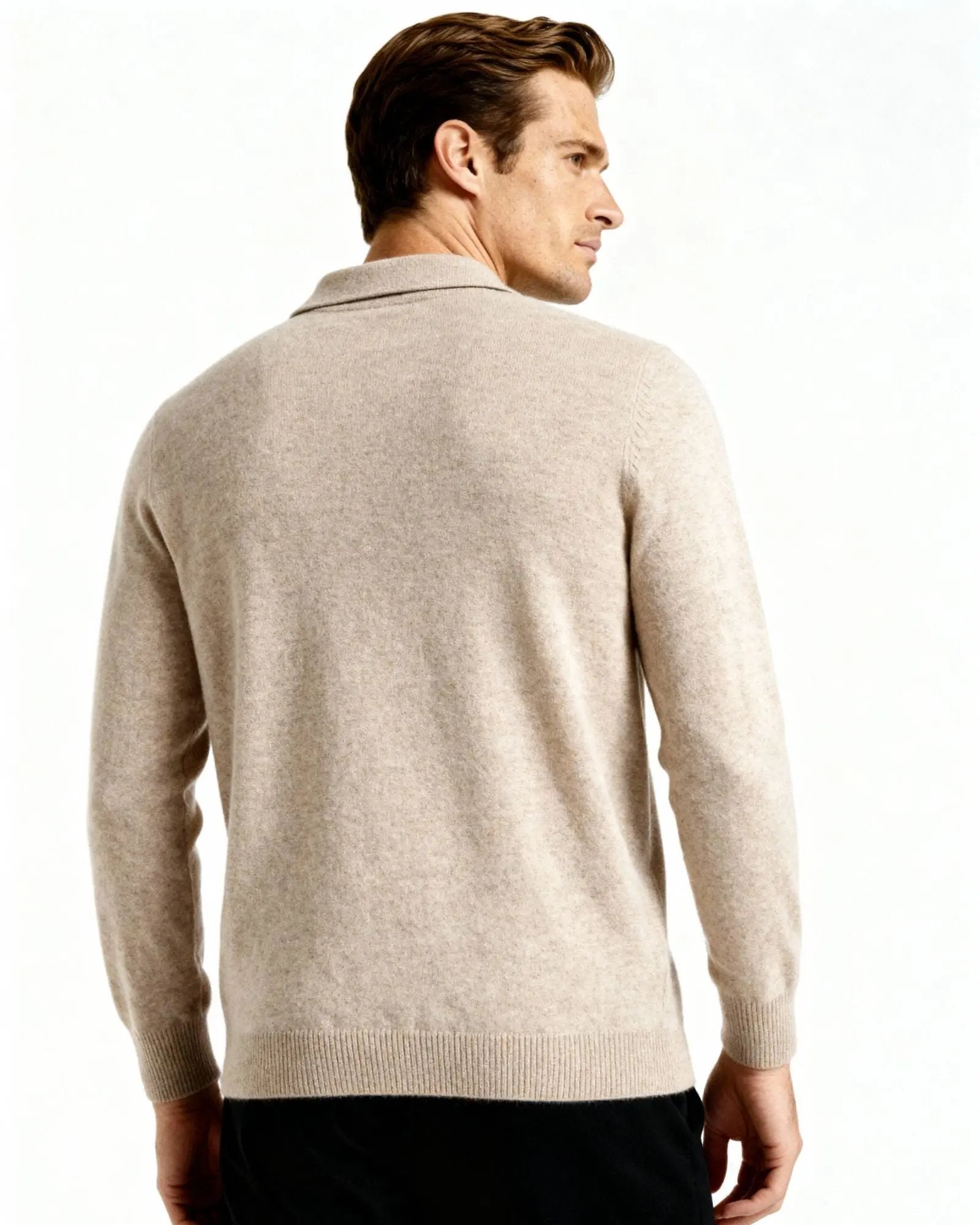 Polo beige en cachemire 100% de Danoir Paris, col classique et finition élégante, porté sur mannequin.