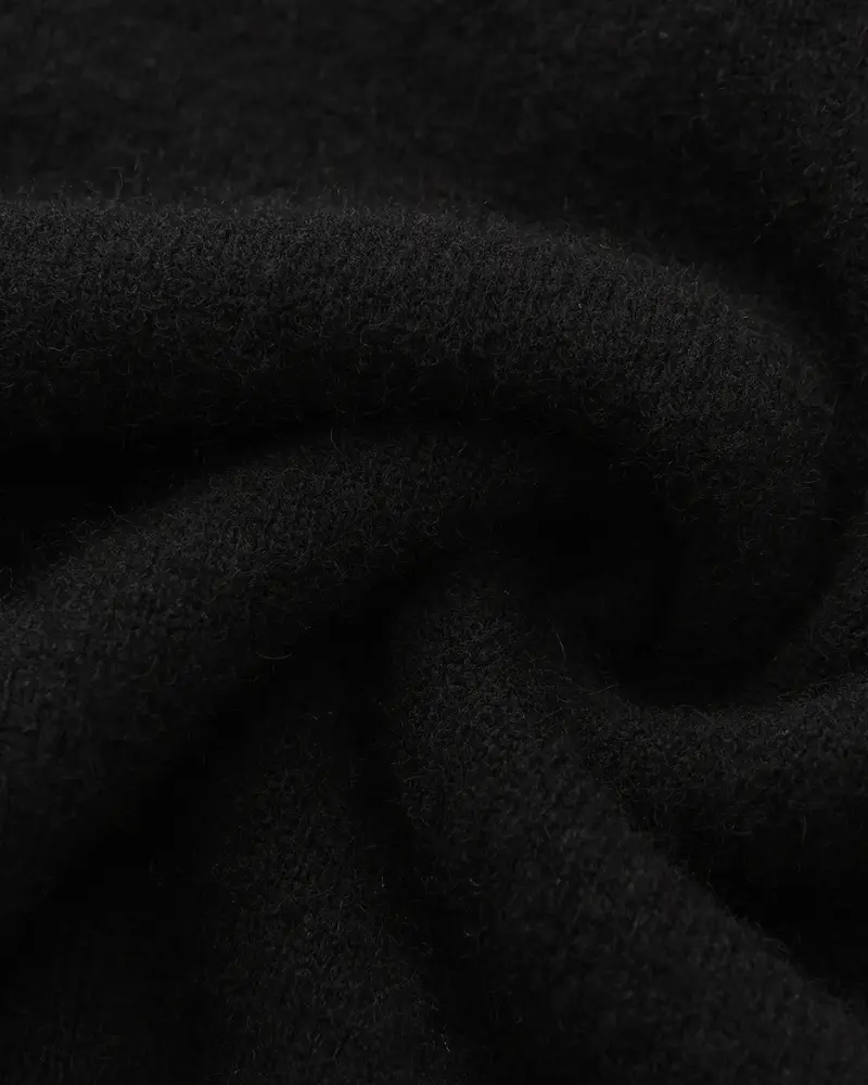 Polo en cachemire beige Danoir Paris, col classique, tissu doux et chaud, porté sur un mannequin.