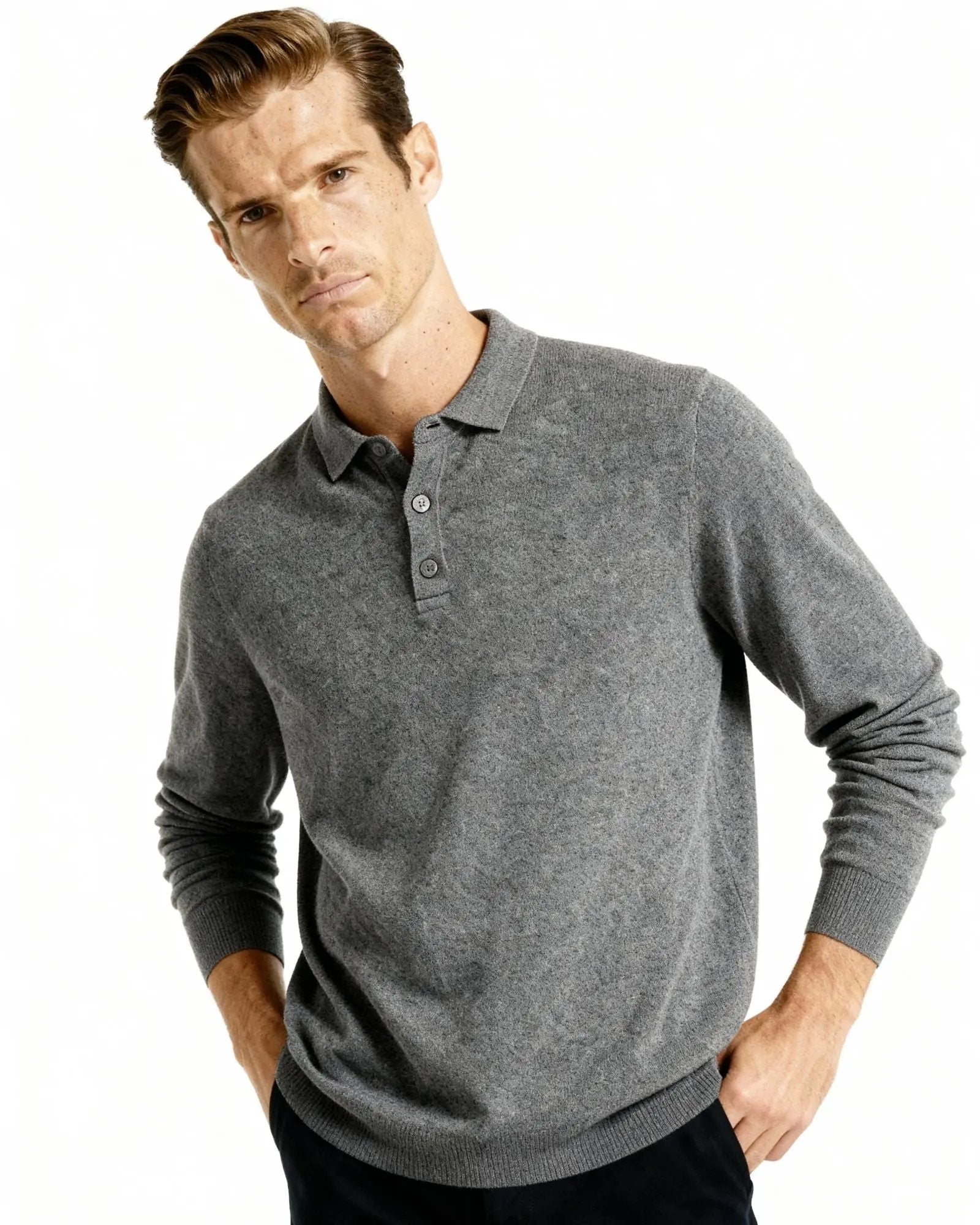 Polo en cachemire beige Danoir Paris pour homme, col classique et texture douce, en tissu 100 % cachemire.