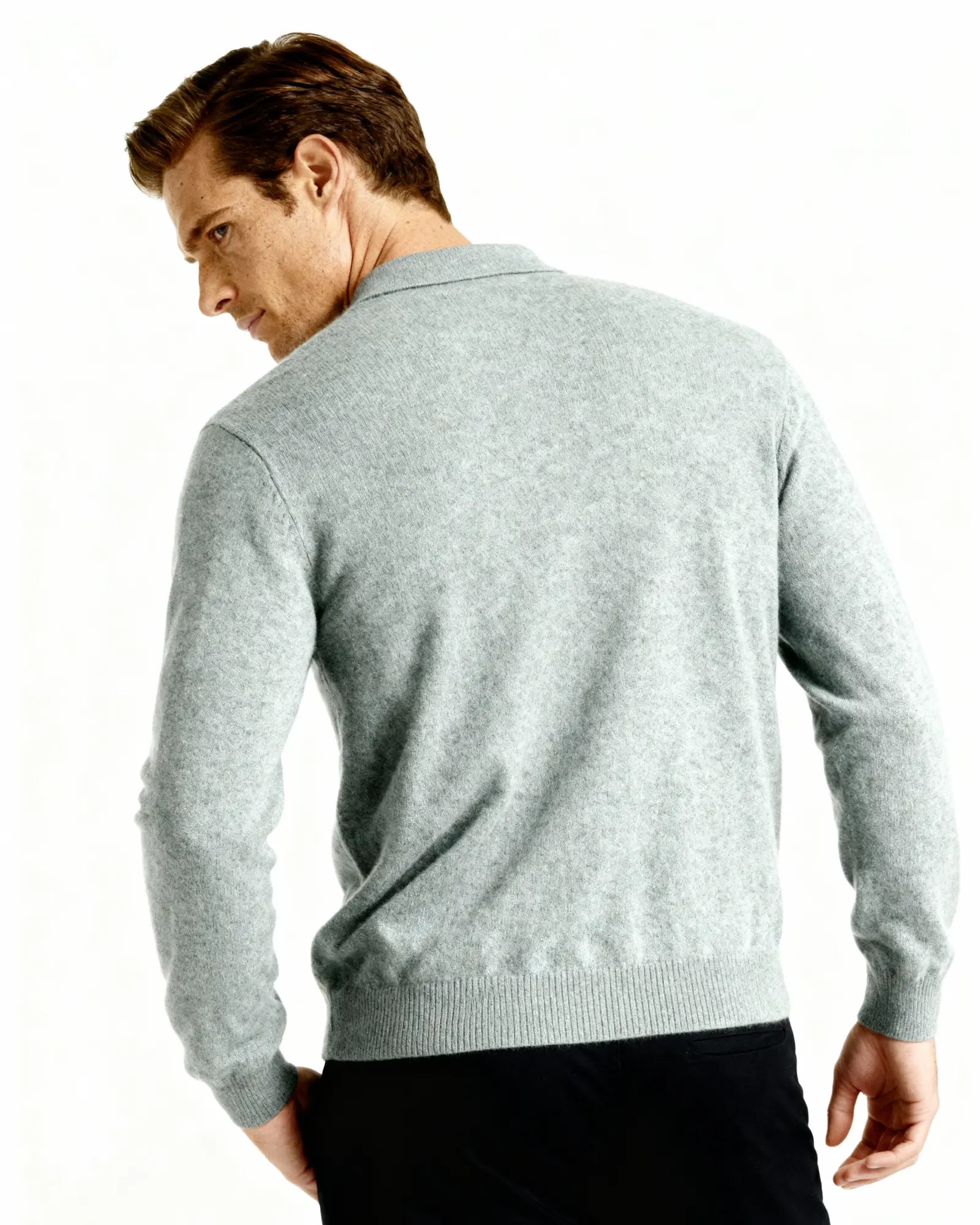 Polo en cachemire beige Danoir Paris, col classique, tissu doux et élégant, porté sur un mannequin.