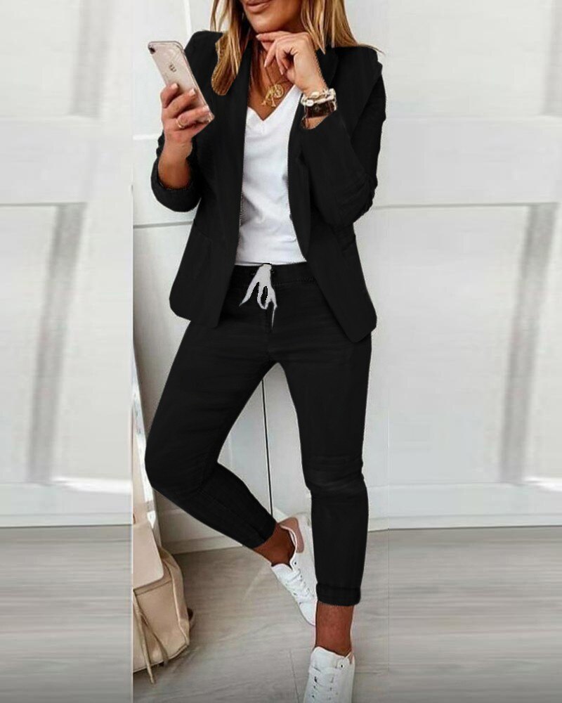 Ensemble chic moderne Bénédicte de Danoir Paris en beige, vêtement élégant pour femme, visible en détail dans l'image.