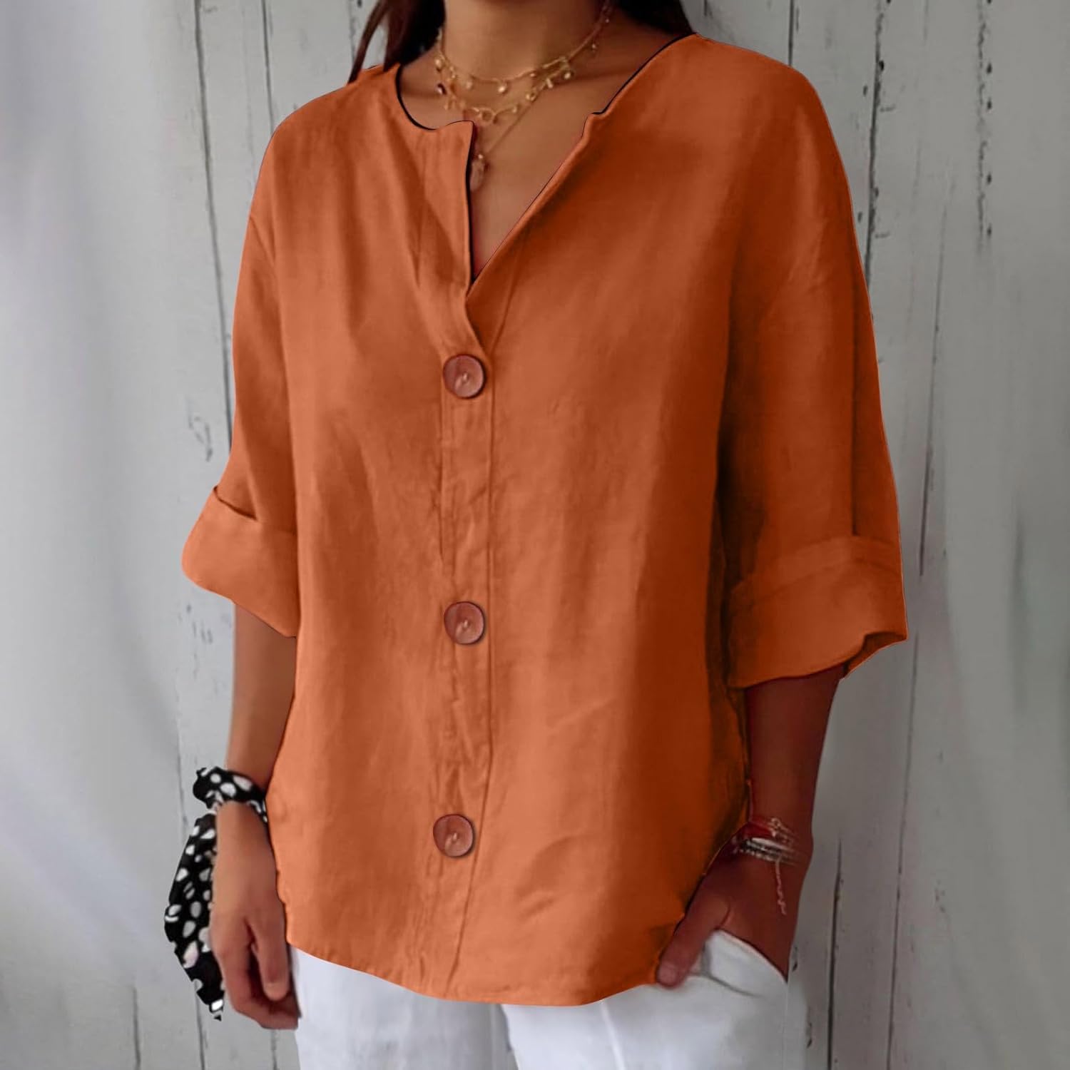 Blouse en lin beige Clara de Danoir Paris, style décontracté, portée sur un mannequin, vue frontale.