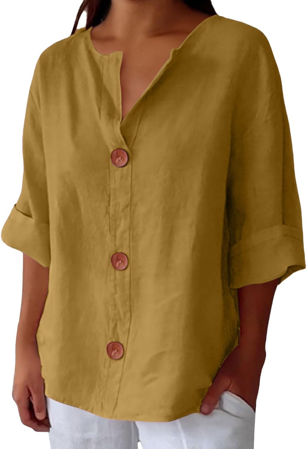 Blouse en lin beige Clara de Danoir Paris, vêtement décontracté pour femme, vue de face avec col et manches longues.