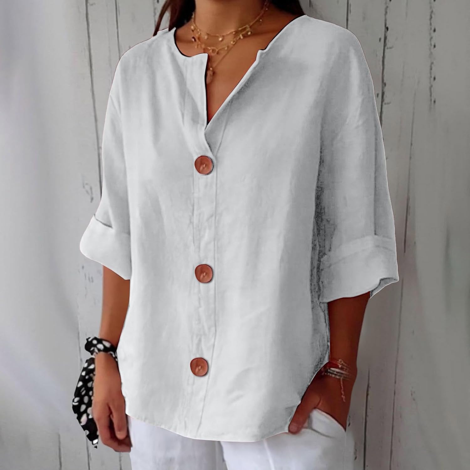 Blouse en lin beige Clara de Danoir Paris, style décontracté, vue de face sur fond neutre.